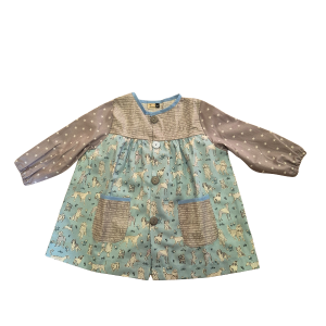 bata-colegio-infantil-perros-celeste-bolsillo-botones